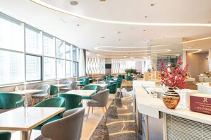 2 restaurants; breakfast, lunch, and dinner served - Holiday Inn Hangzhou Xiaoshan by IHG (Hangzhou)