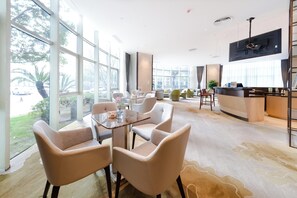 Ofrece desayunos, almuerzos y cenas