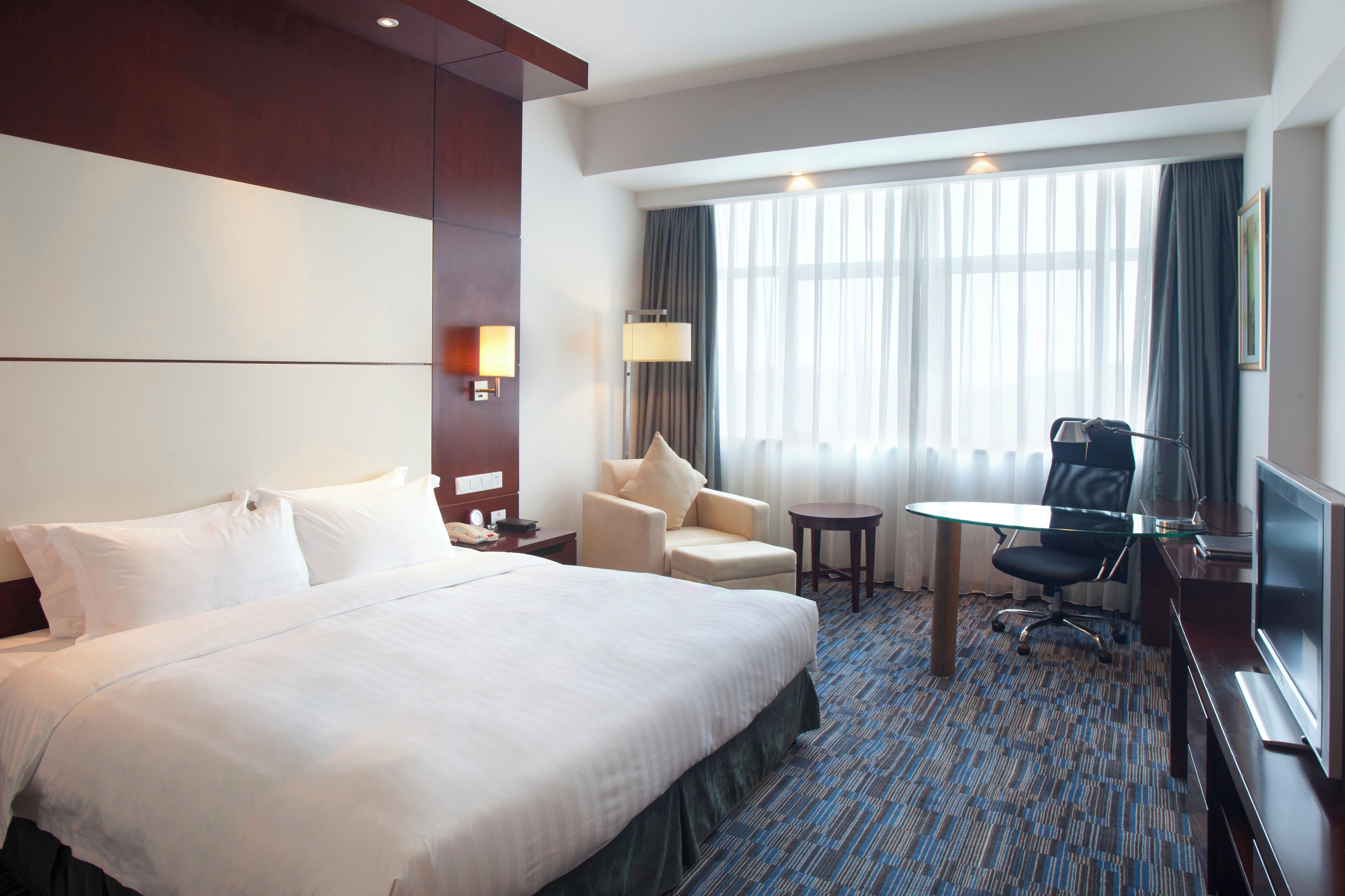 标准房, 1 张特大床 | 迷你吧、客房内保险箱、办公桌、熨斗/熨衣板