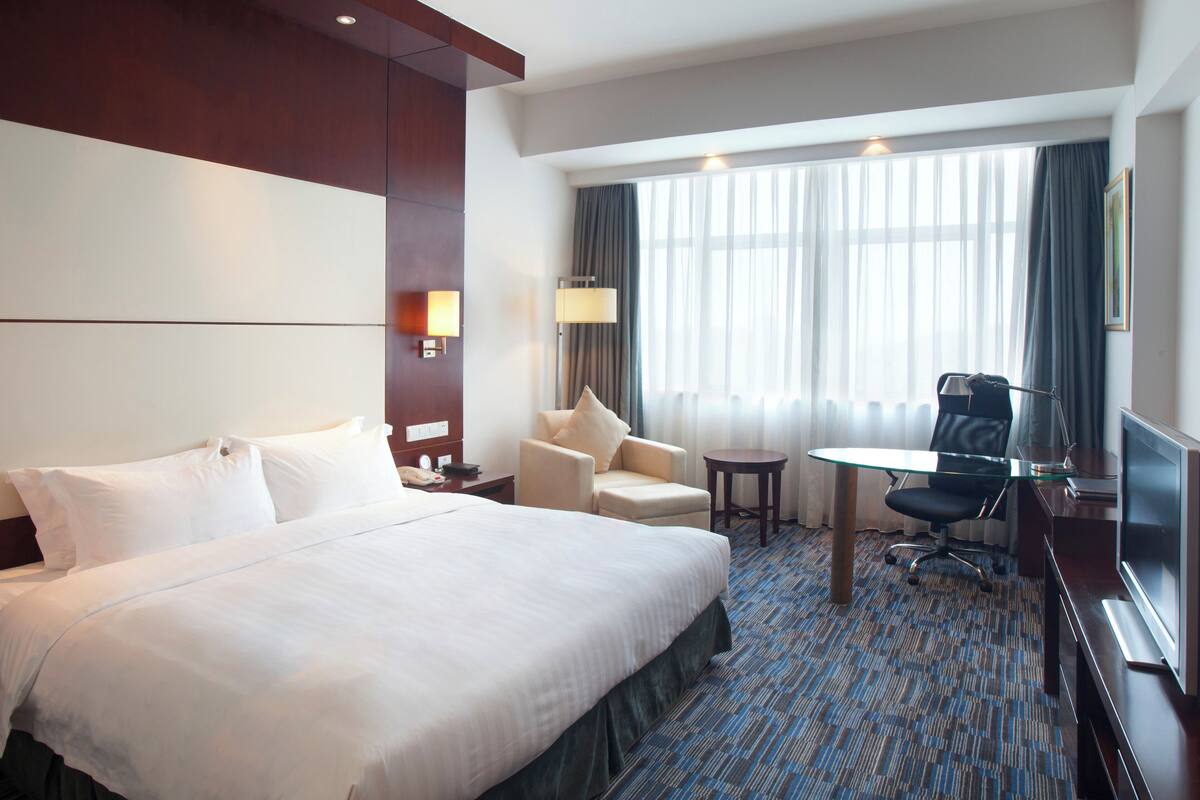 Standard Room, 1 King Bed | Minibar, in-room safe, desk, iron/ironing board