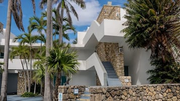 Vista frontal de la propiedad