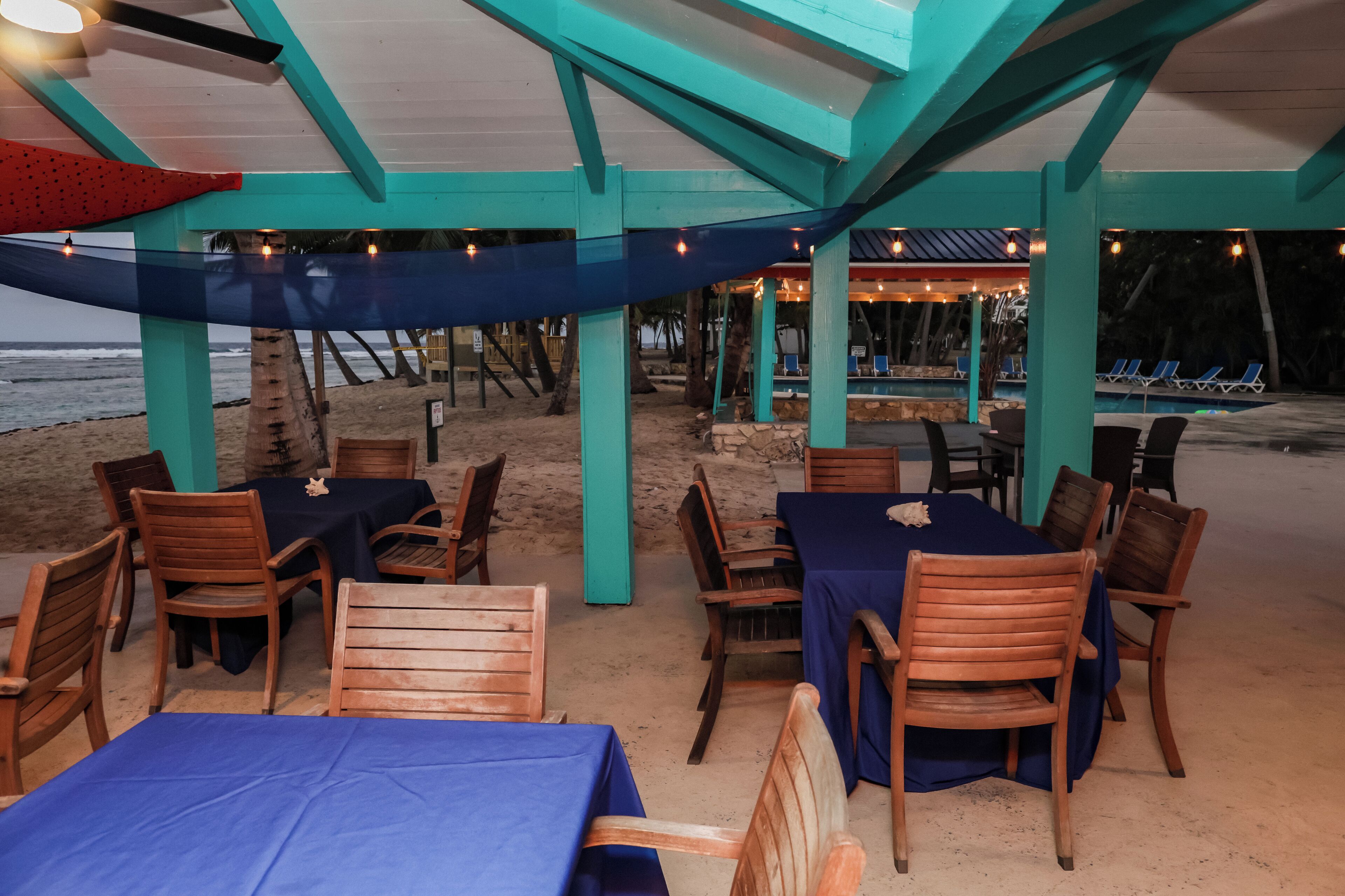 Aamiainen, lounas ja illallinen; näkymät rannalle 