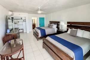 Ropa de cama de alta calidad y espacio para trabajar con laptop 