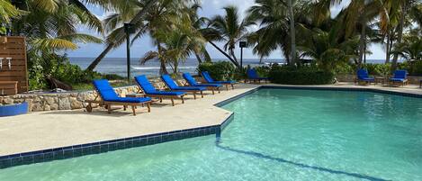 Utomhuspool och solstolar