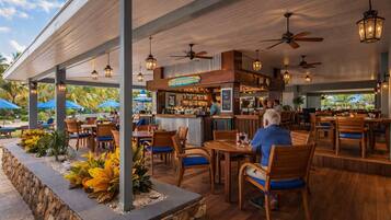 Se sirven desayunos, comidas y cenas con vista a la playa