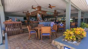 Se sirven desayunos, comidas y cenas con vista a la playa