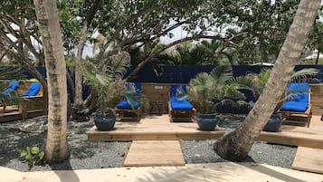 Außenpool, Liegestühle