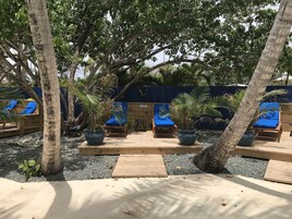 Una piscina al aire libre, tumbonas