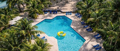 Alberca al aire libre y camastros