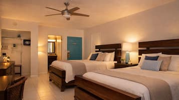 Zimmer, 2 Queen-Betten | Hochwertige Bettwaren, laptopgeeigneter Arbeitsplatz