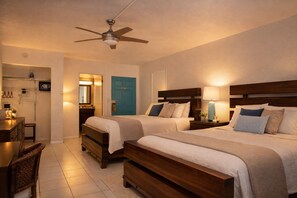 ルーム クイーンベッド 2 台 | 高級寝具、ノートパソコン用作業スペース、遮光カーテン、アイロン / アイロン台