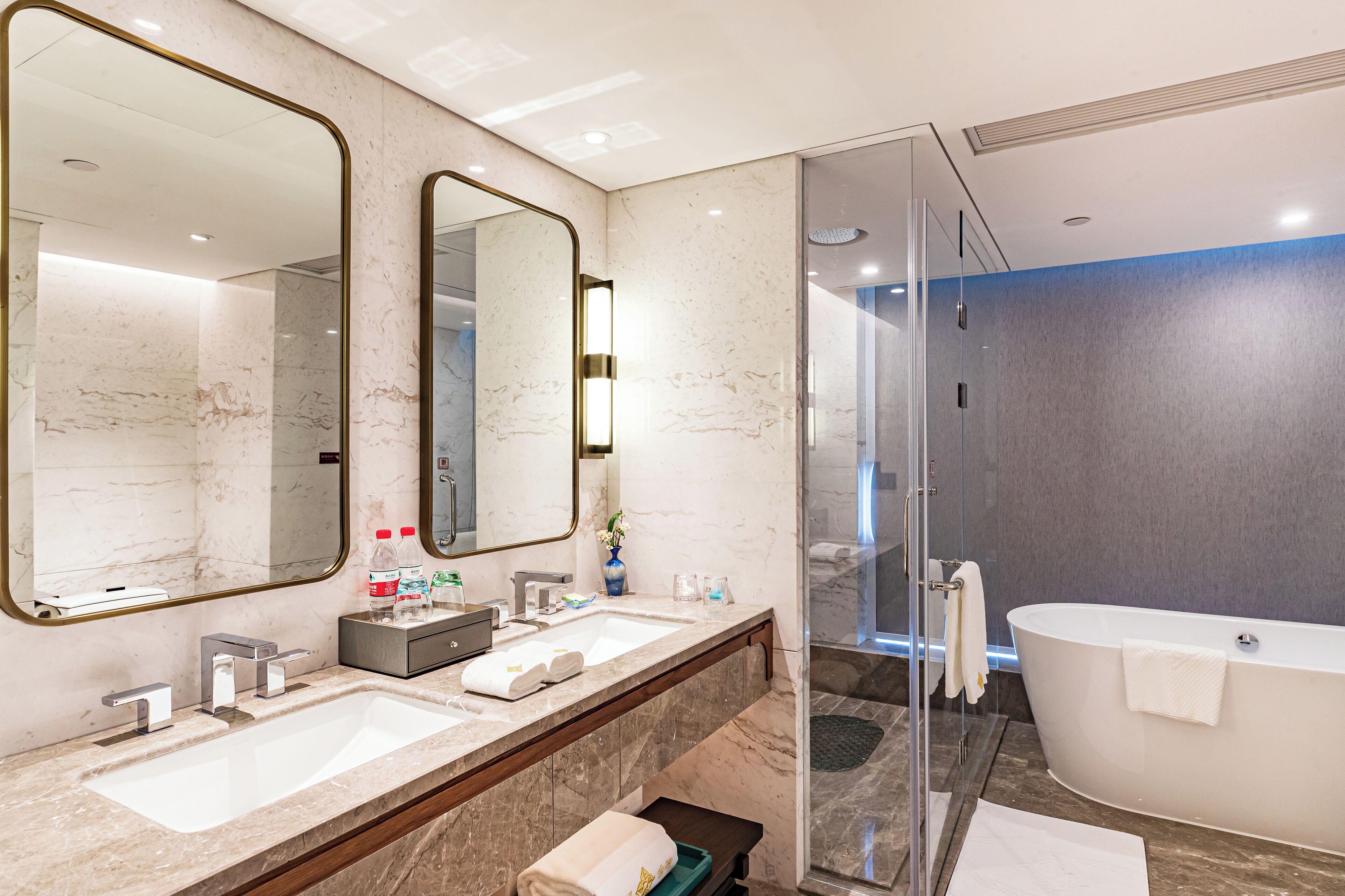 executive suite | 1 bedroom, minibar, in-room safe, desk