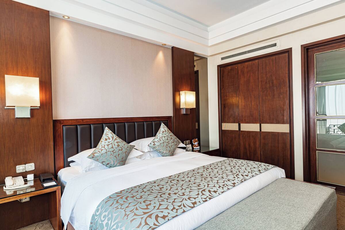 Deluxe Suite, 1 King Bed | Minibar, in-room safe, desk, blackout curtains