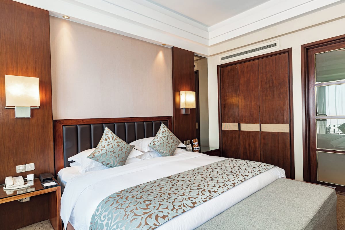 Deluxe Suite, 1 King Bed | 1 bedroom, minibar, in-room safe, desk