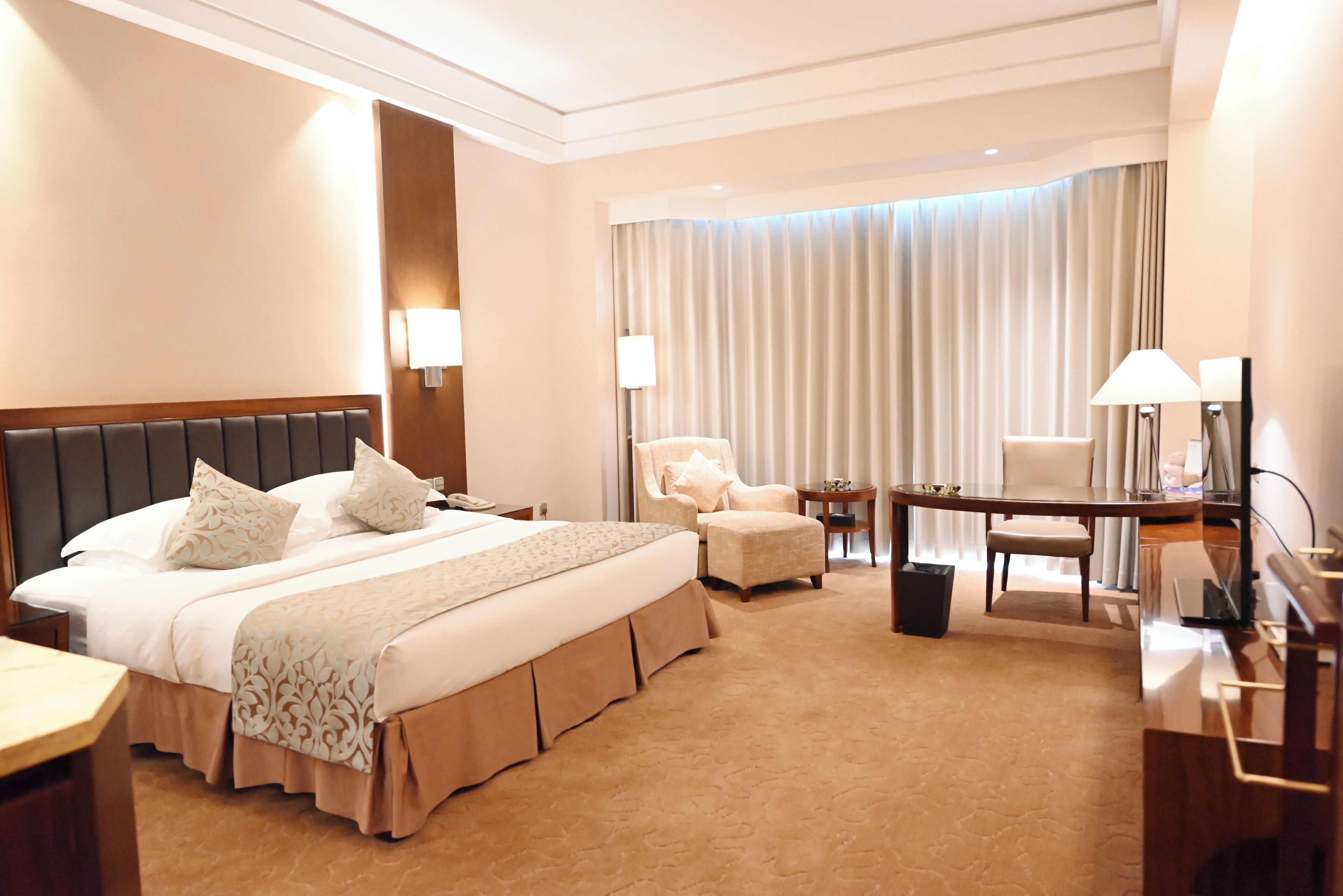 deluxe room | 1 bedroom, minibar, in-room safe, desk