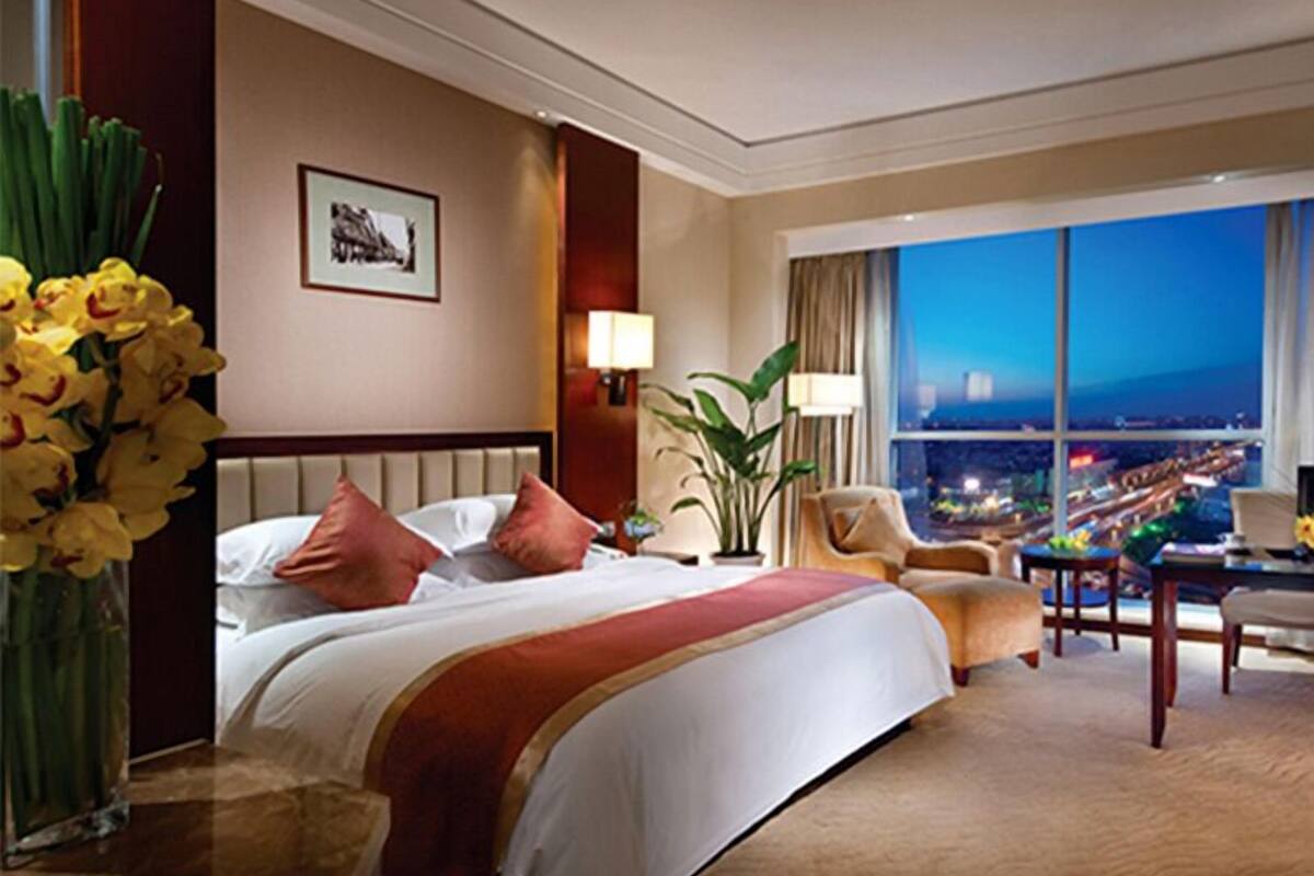 Deluxe Room | Minibar, in-room safe, desk, blackout curtains