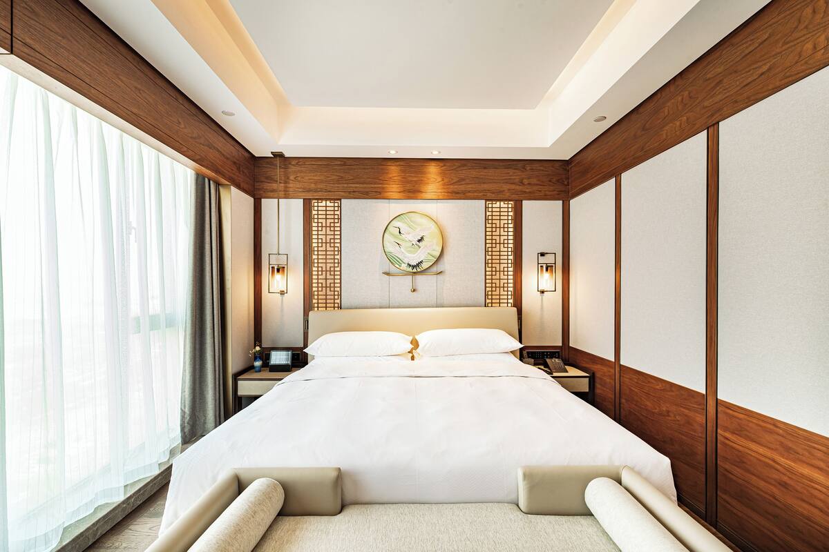 executive suite | 1 bedroom, minibar, in-room safe, desk