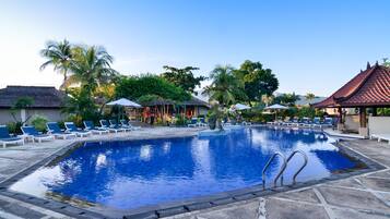 Poolside bar