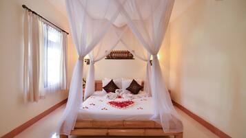 Minibar, caja de seguridad en la habitación y escritorio