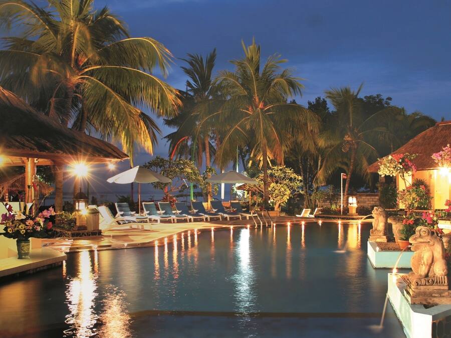 Una piscina al aire libre, tumbonas