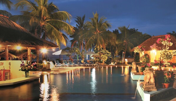 Een buitenzwembad en ligstoelen