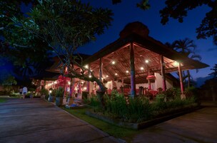 Desayuno a la carta diario (USD 8 por persona)