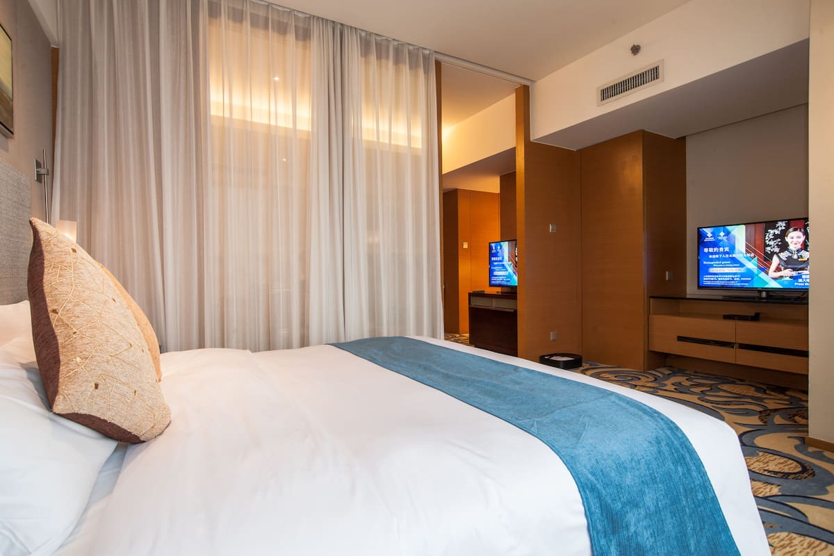 business room | down duvets, minibar, in-room safe, desk