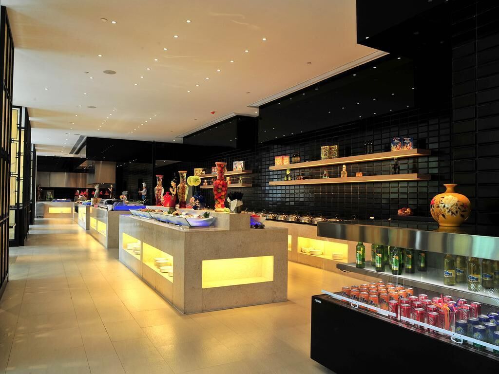 3 restaurants, breakfast served