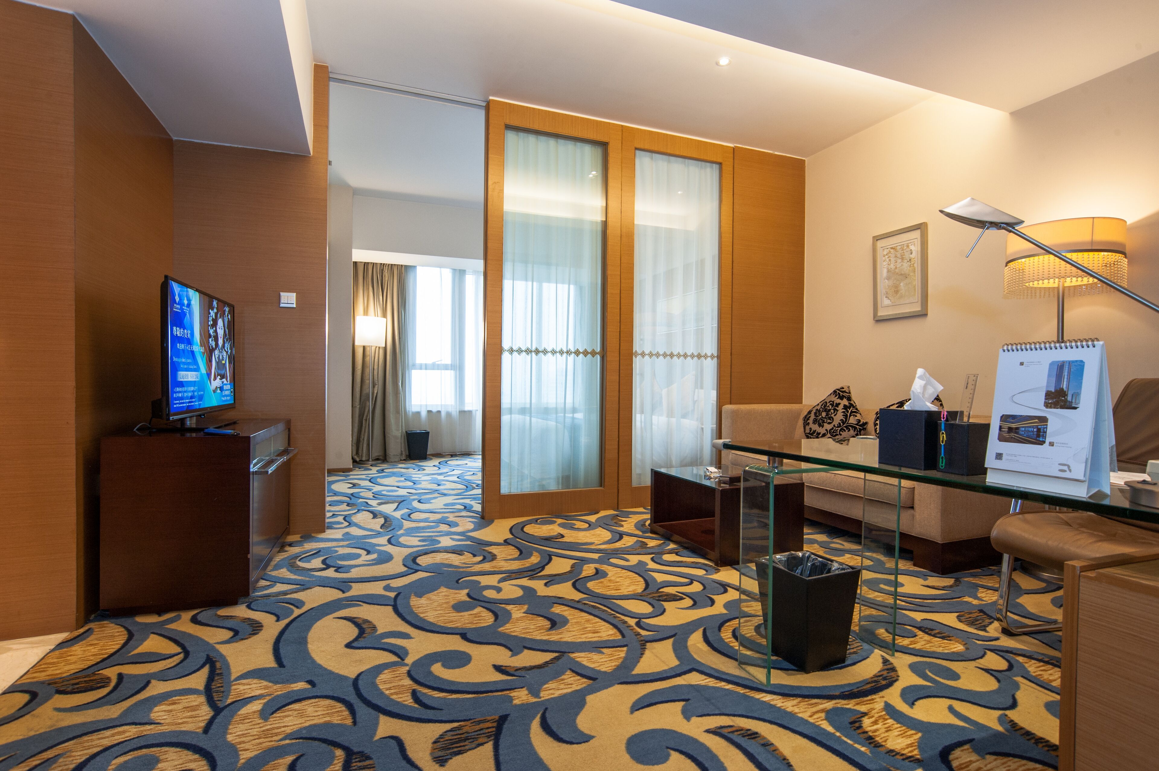 business room | down duvets, minibar, in-room safe, desk