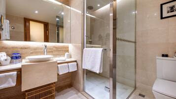 Business Suite | Bathroom | Combined shower/tub, rainfall showerhead, hair dryer, slippers