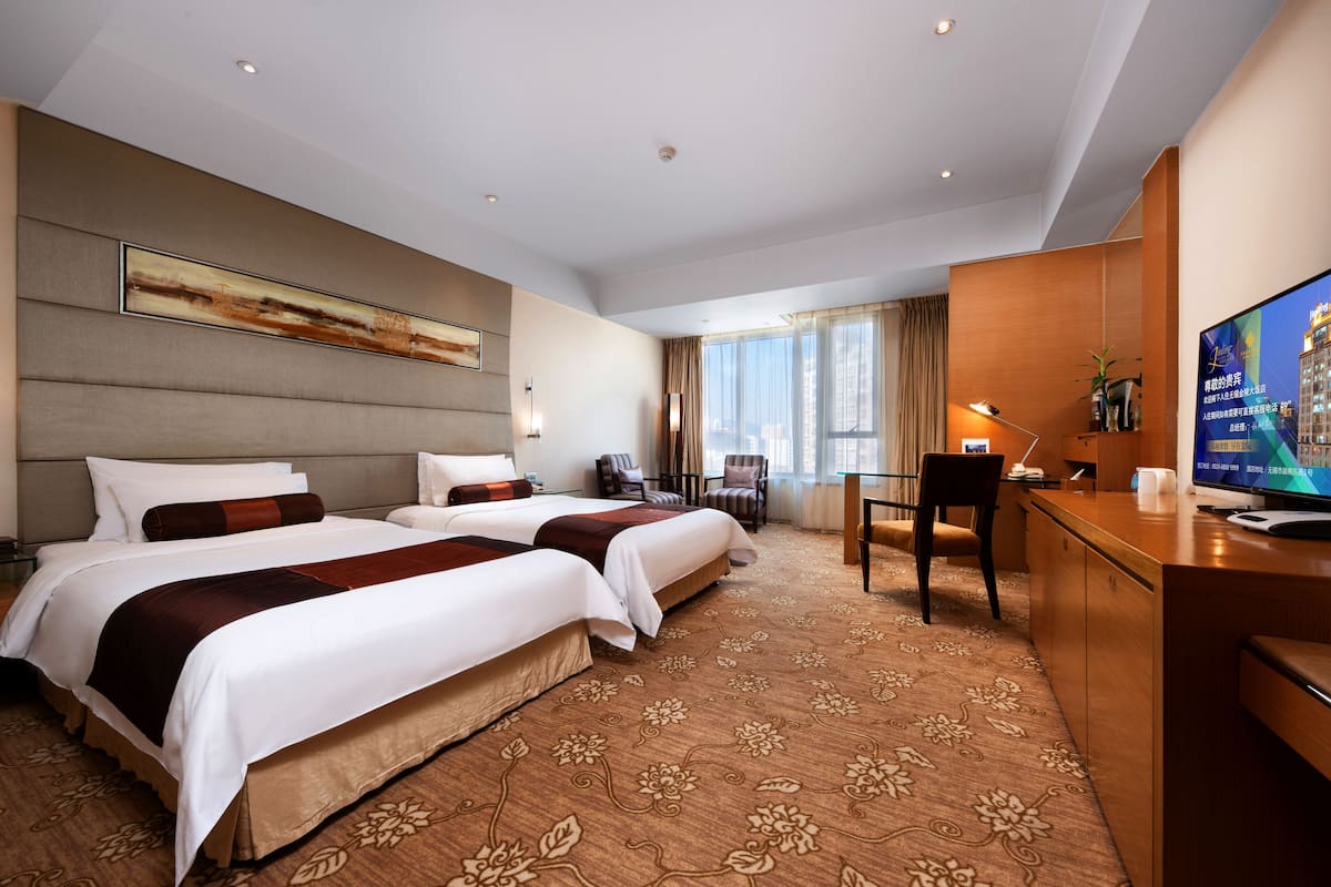 deluxe room | down duvets, minibar, in-room safe, desk