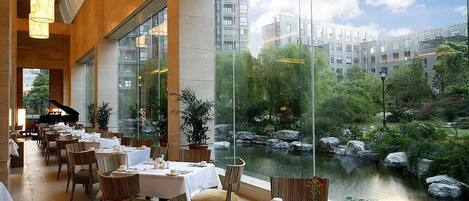 3 restaurants, breakfast served