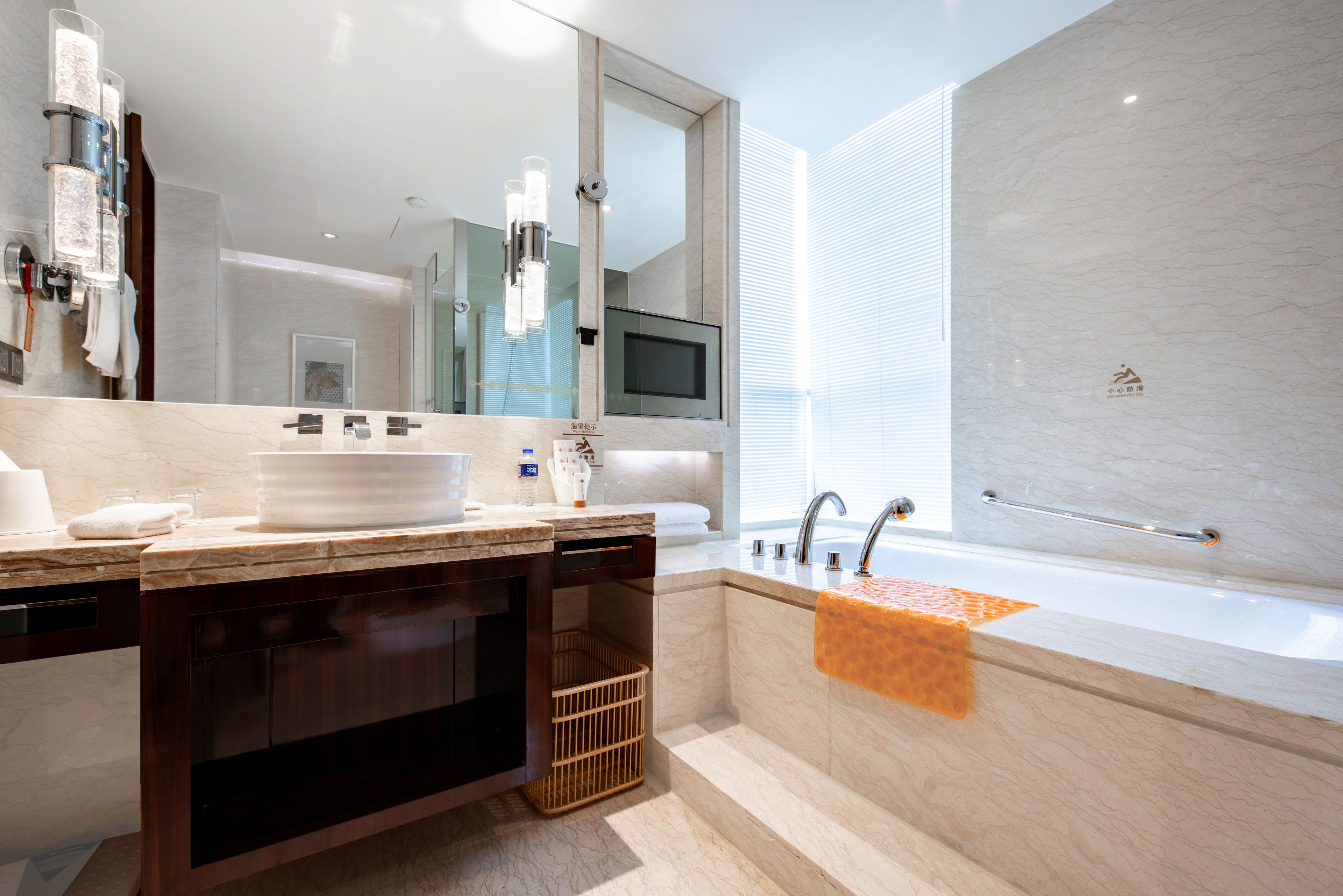 executive room | bathroom | combined shower/bathtub, rainfall showerhead, hair dryer, slippers