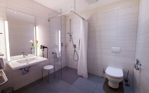 Shower, free toiletries, hair dryer, towels - Hotel Petzengarten (Nuremberg)