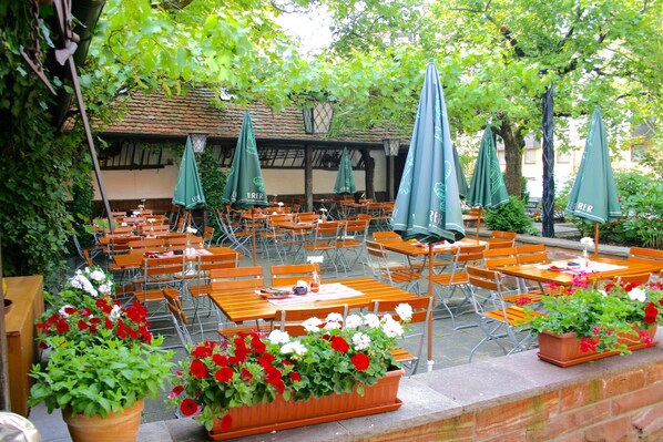 Déjeuner et dîner servis sur place, spécialités Cuisine allemande