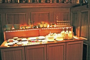 Petit déjeuner buffet (9 EUR par personne)