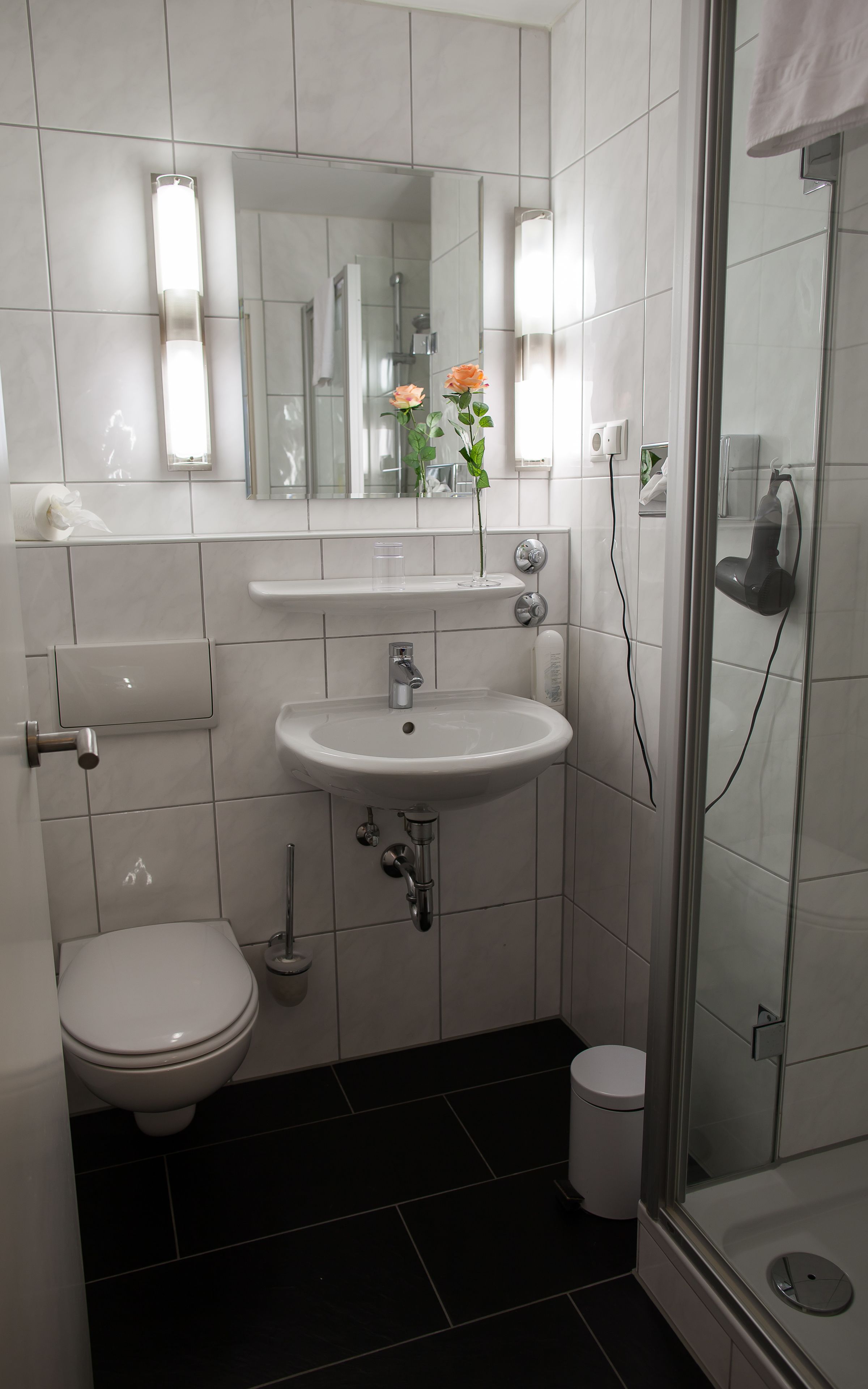 standard single room | bathroom | shower, free toiletries, hair dryer, towels