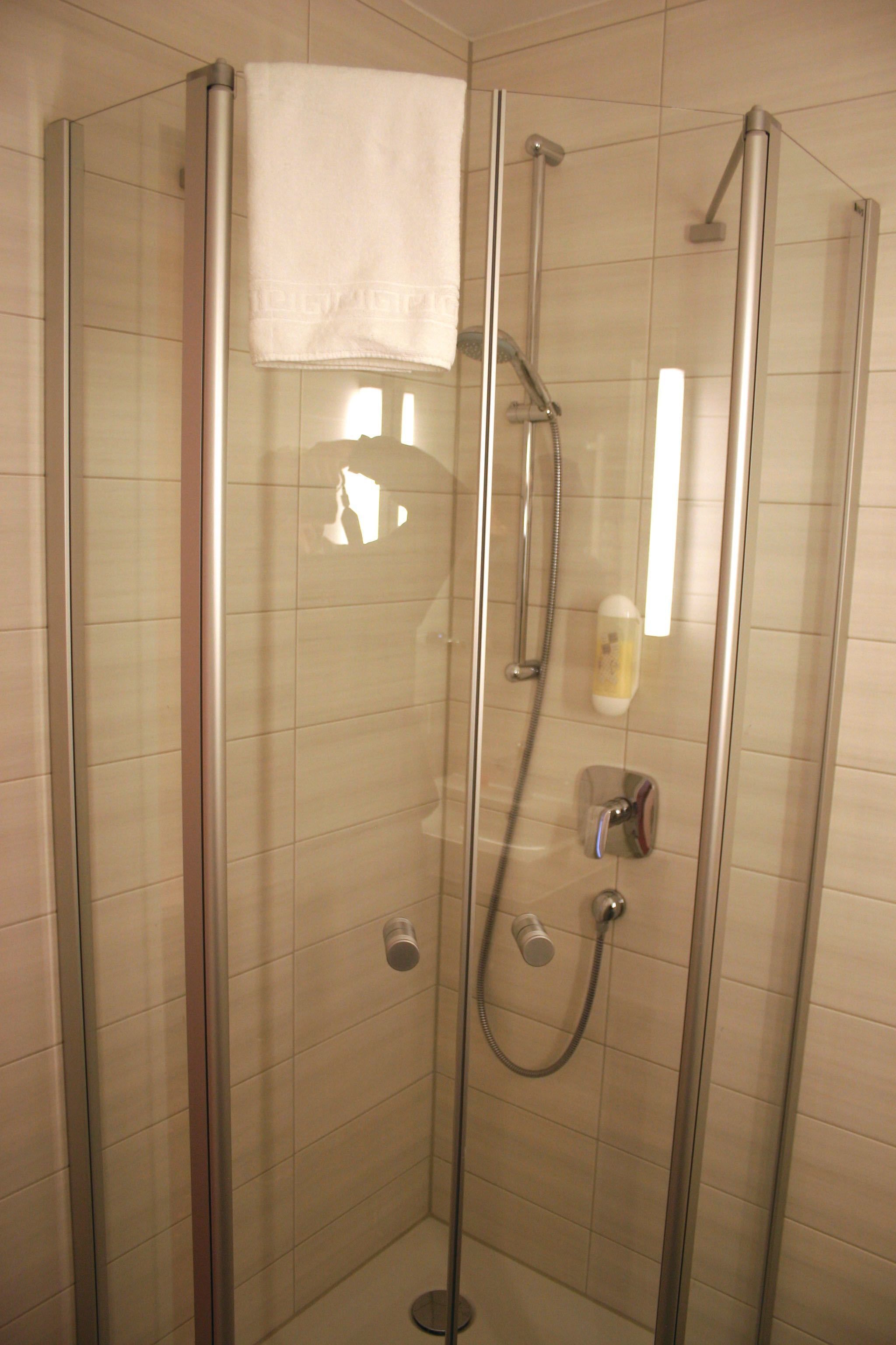 comfort single room | bathroom shower