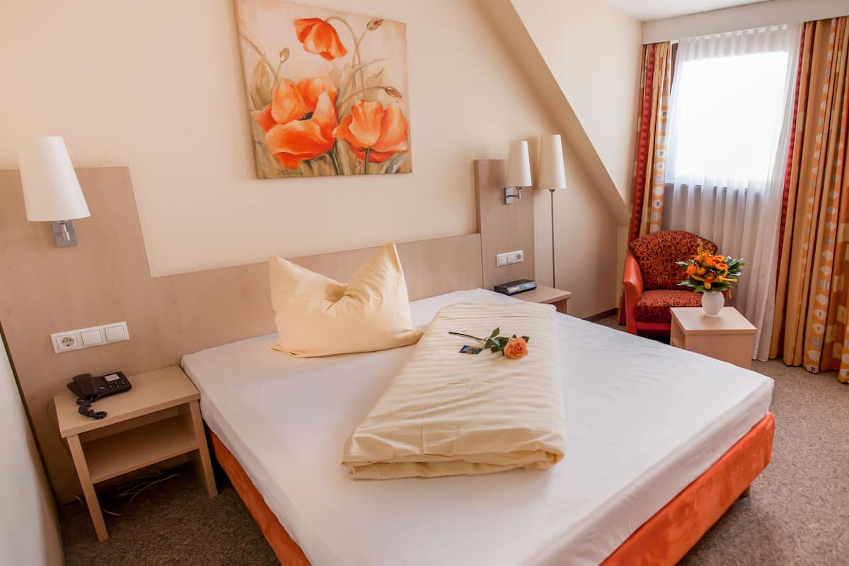 standard single room | premium bedding, minibar, in-room safe, desk