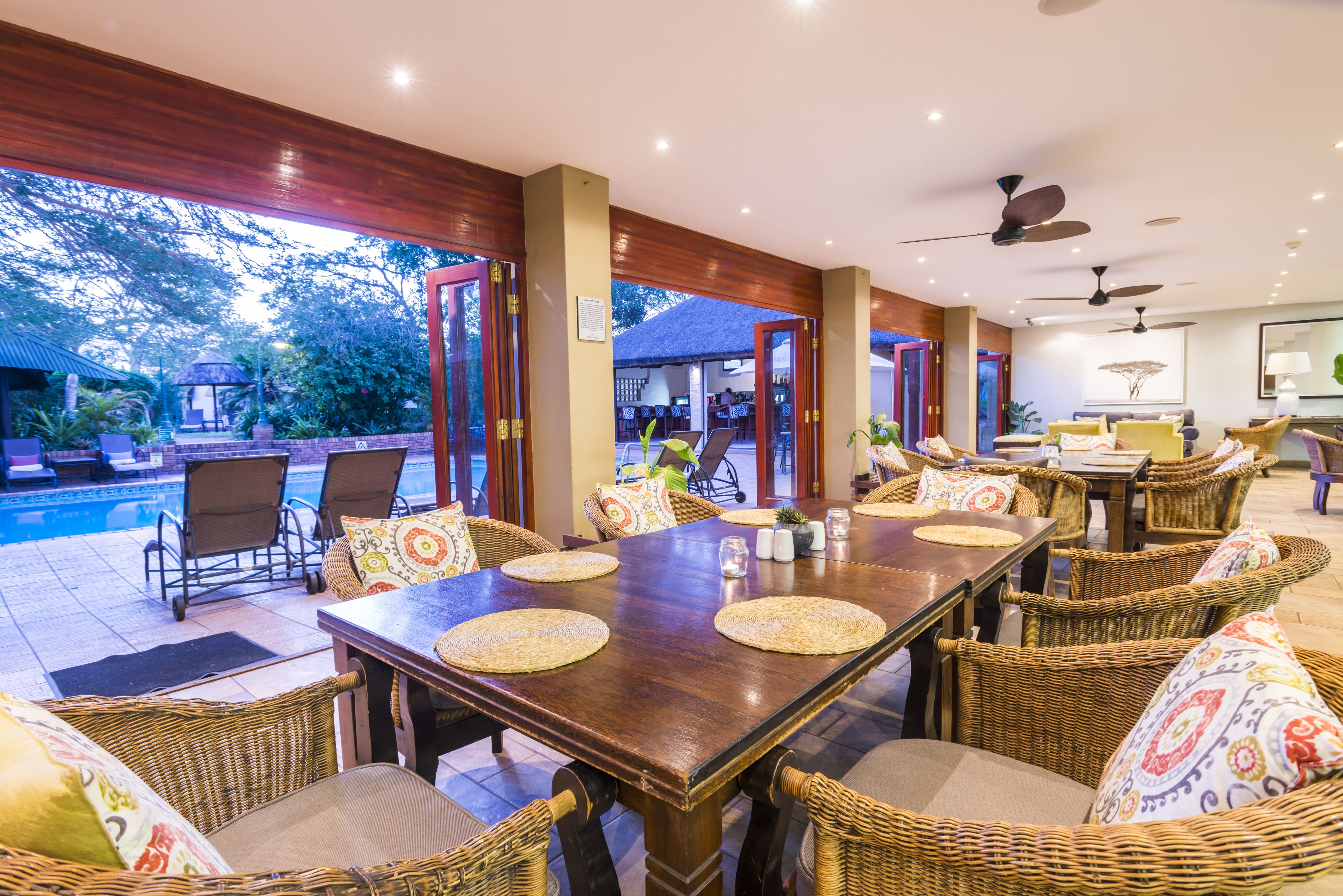 Frühstück, Mittagessen, afrikanische Küche, Blick auf den Garten 