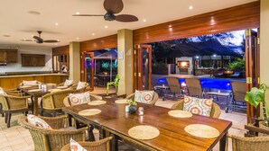 Lobby-lounge
