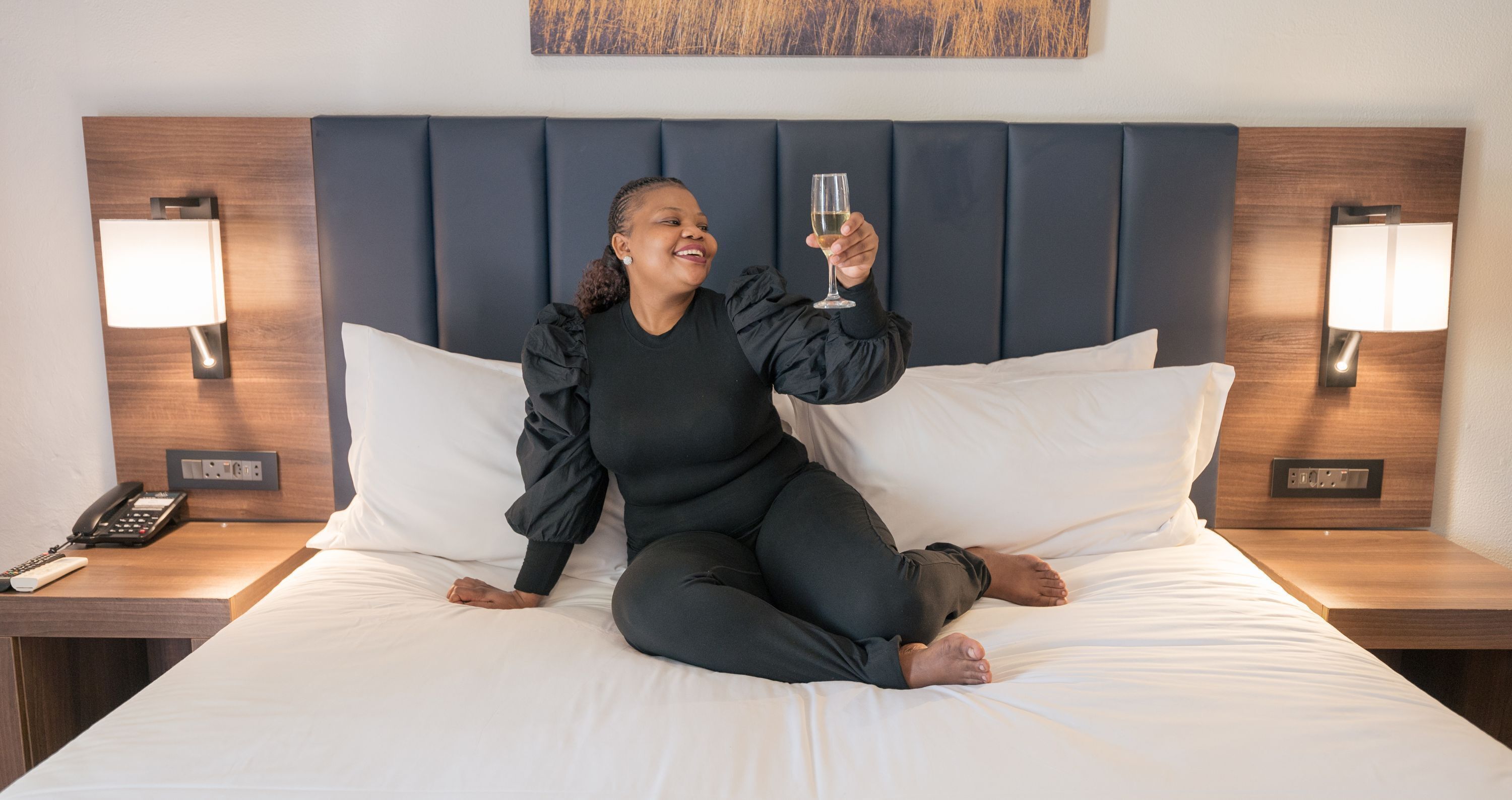 Ropa de cama de alta calidad y caja de seguridad en la habitación 