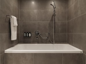 Executive-sviitti | Kylpyhuone | Designer-hygieniatuotteet, hiustenkuivaaja, kylpytakit, tohvelit