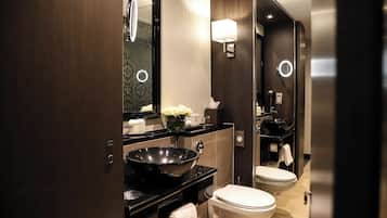 Courtyard room | Kamar mandi | Perlengkapan mandi desainer, pengering rambut, jubah mandi, dan sandal