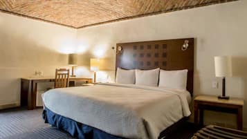 Habitación estándar, 1 cama de matrimonio grande | Edredones de plumas, caja fuerte, escritorio y cortinas opacas