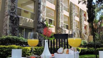 Daily cooked-to-order breakfast for a fee