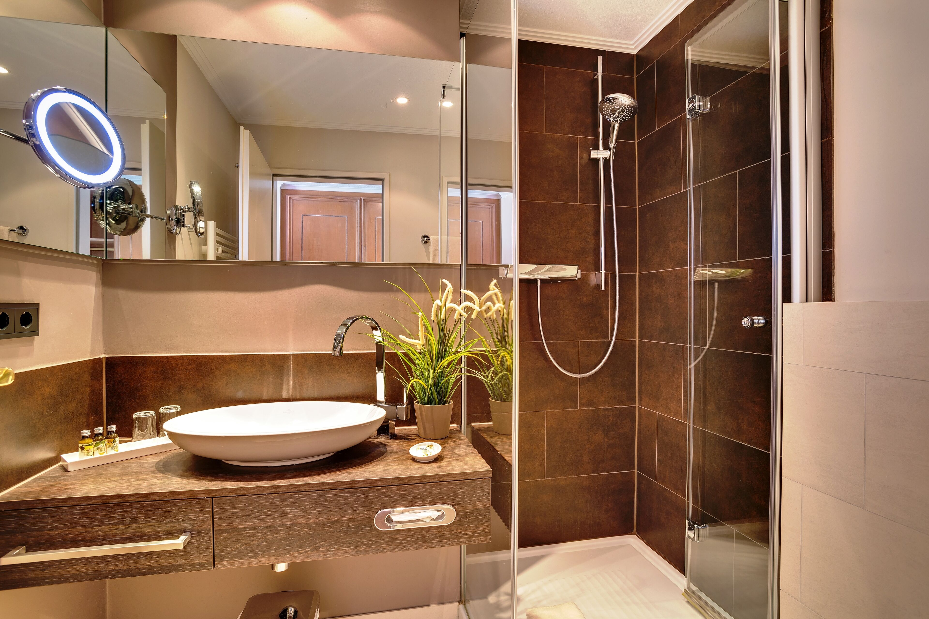 doppelzimmer happy deal | bathroom | free toiletries, hair dryer, bathrobes, slippers