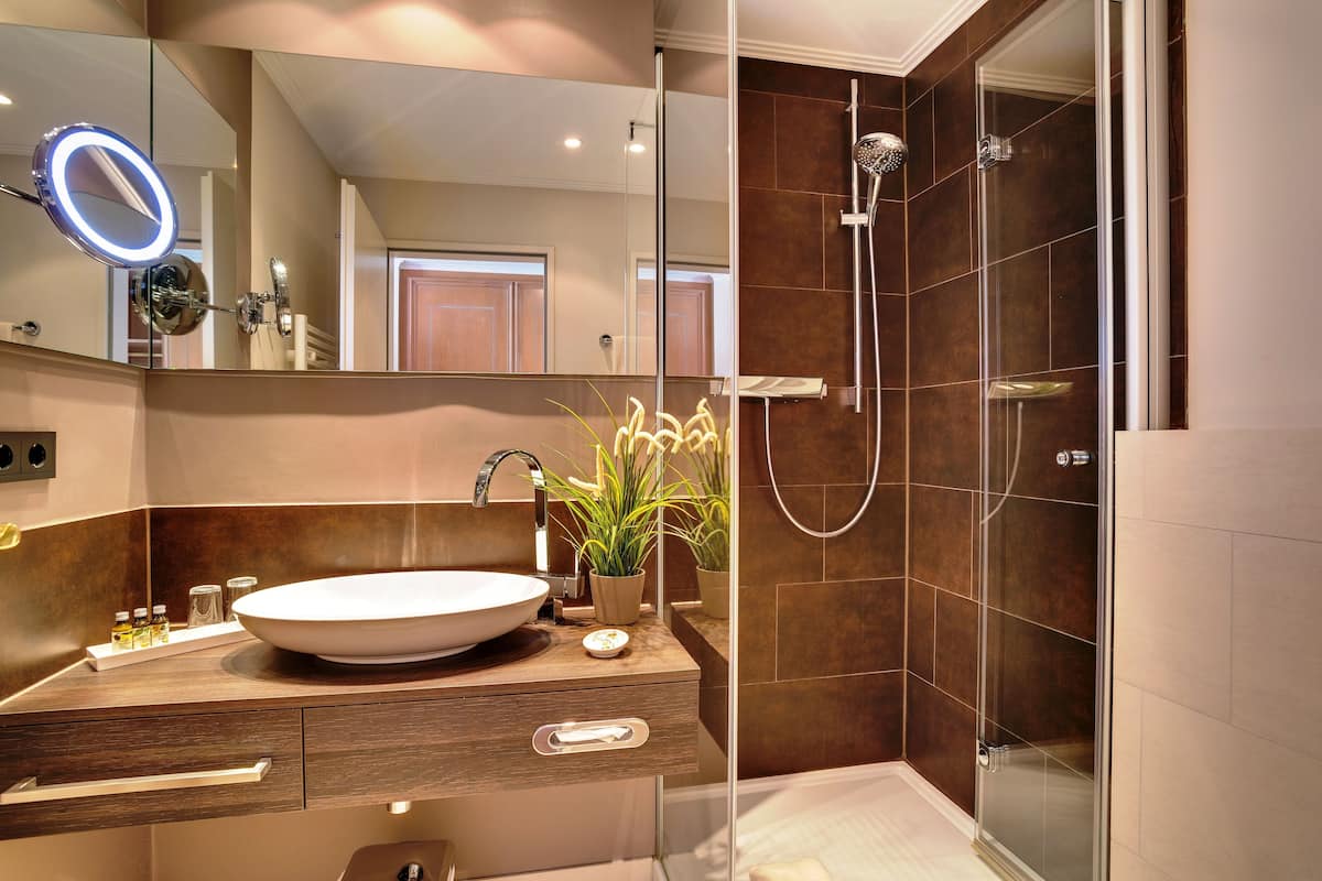 doppelzimmer happy deal | bathroom | free toiletries, hair dryer, bathrobes, slippers