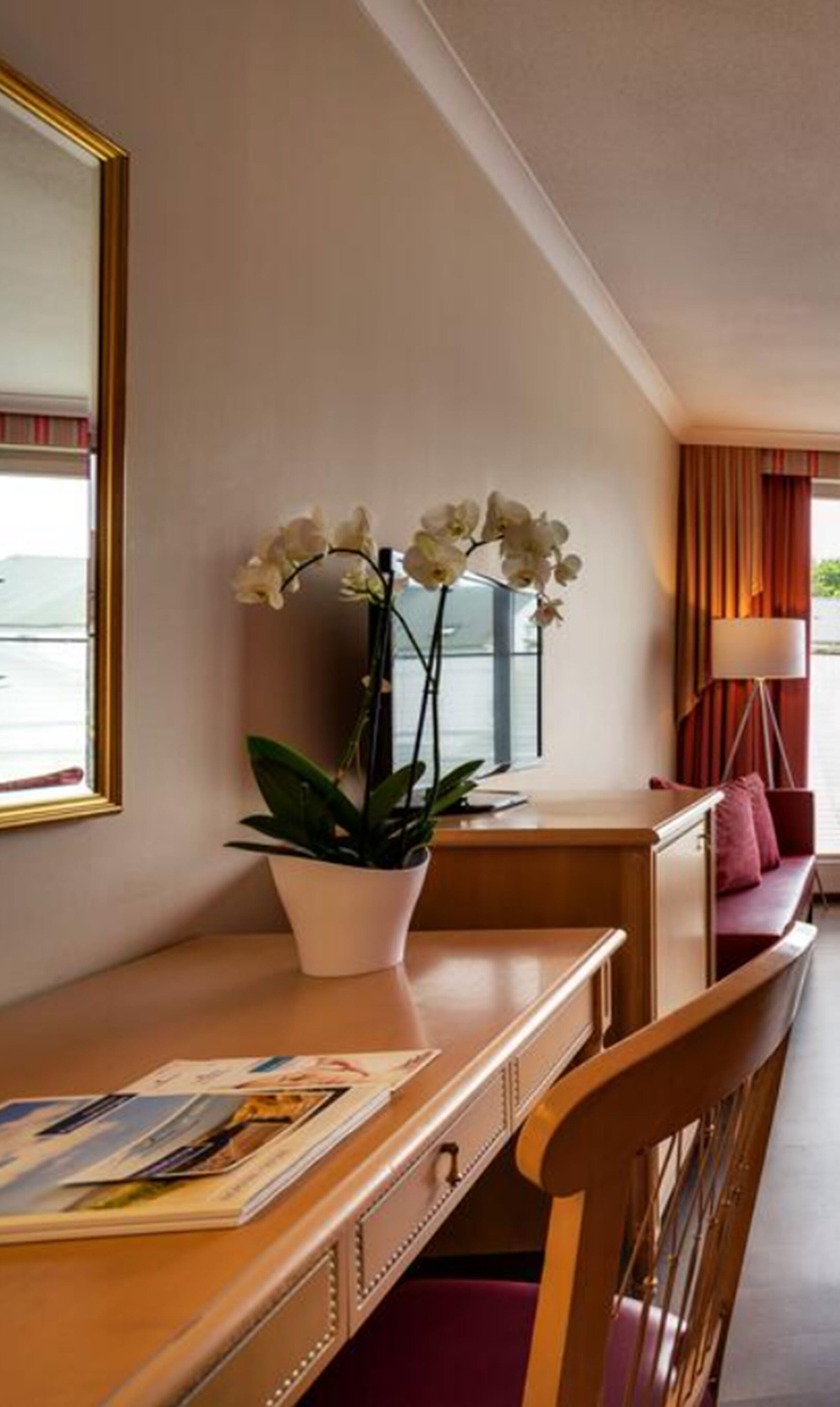 single room (house achtern land side) | living area | flat-screen tv