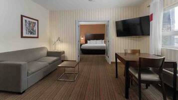 Superior suite, 1 kingsize bed met slaapbank, keuken | Pillowtop-bedden, een bureau, een laptopwerkplek